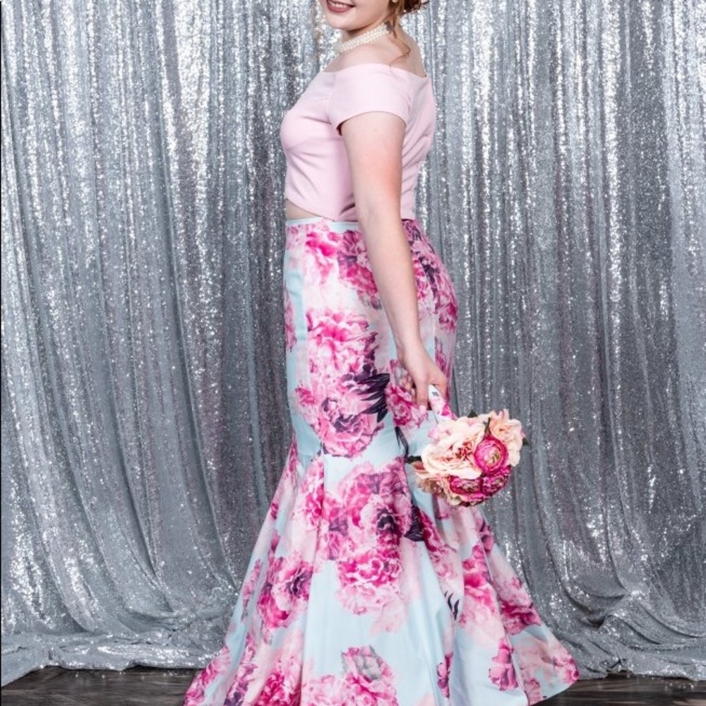 Prom dress - Picture 3 of 8